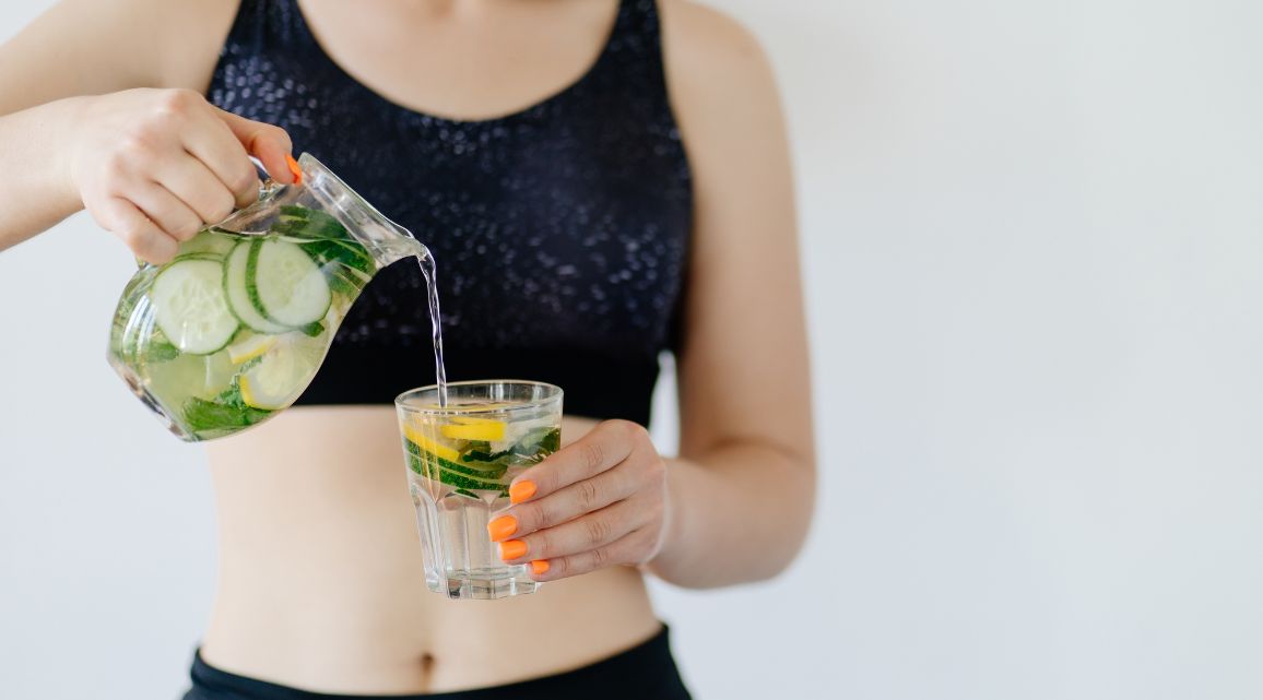 how to get a flatter stomach with detox drinks.